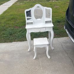 Little Girls Wooden Vanity N Bench $25 Cash, needs Paint If You Want it Perfect 