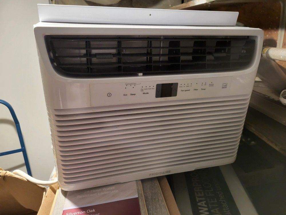 Frigidaire 12000 Btu Window AC , Side Curtains Are Missing & Frame Is Bent. Artic Cooling , Works Like A Charm!