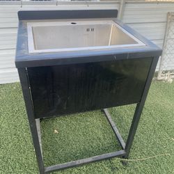 PATIO SINK IN GREAT CONDITION 