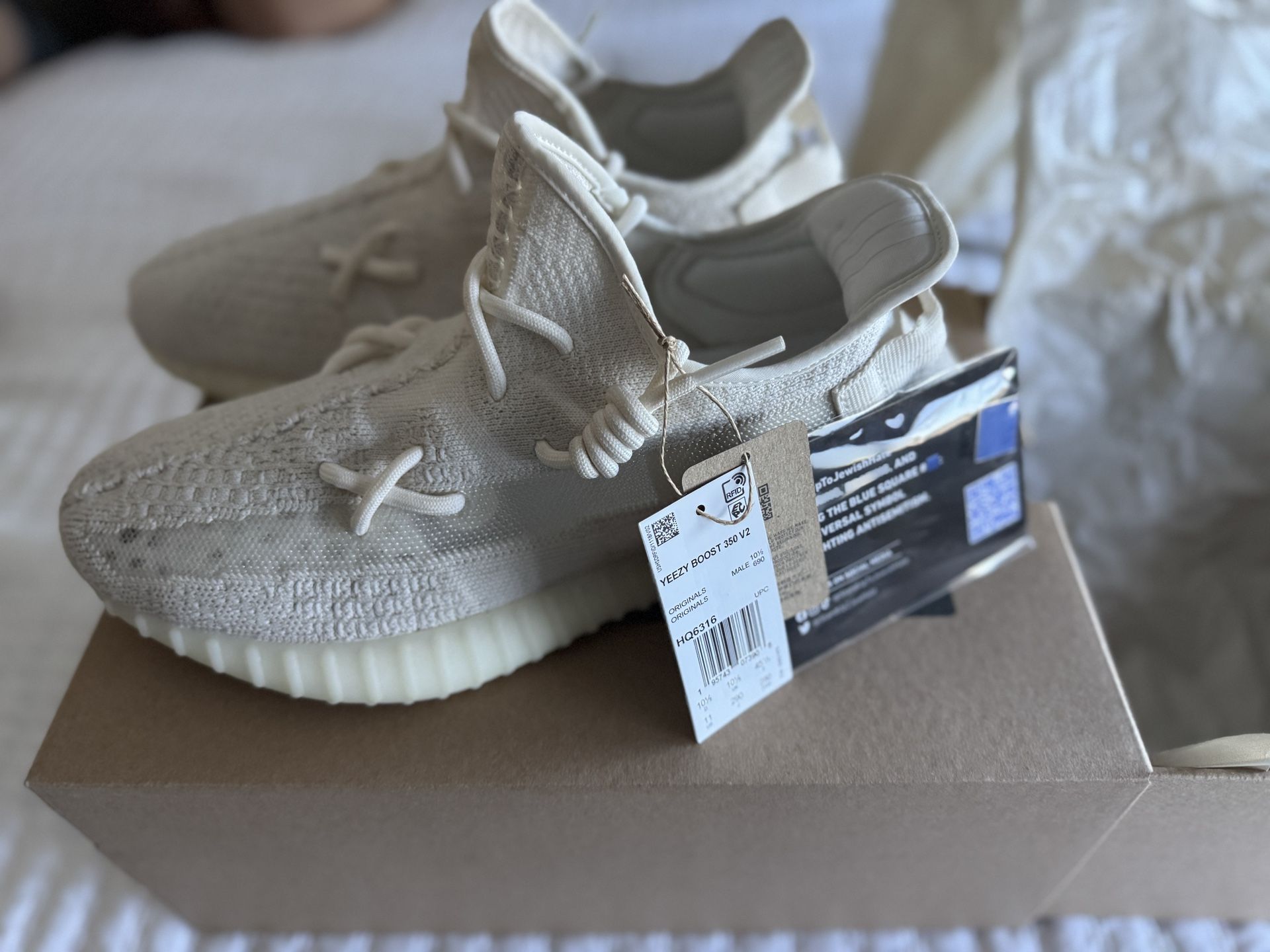 Square Yeezys Yeezy 350 V2 - Main Image