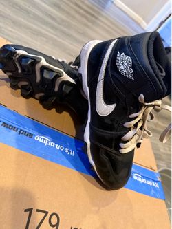 Football cleats