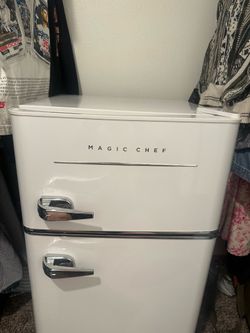 Magic Chef Retro 3.2 cu ft Mini Fridge w/ Freezer – White