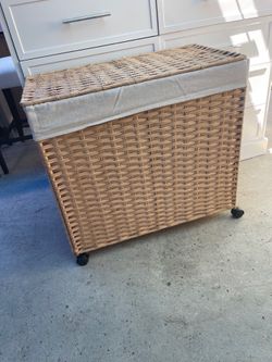 Double-compartment rattan basket with new wheels