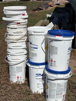 10 plastic buckets used for swimming pool chlorination with lids
