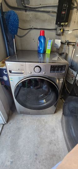 LG
4.5 cu. ft. Ultra Large Capacity Stackable Front Load Washer with Coldwash and 6 Motion Technology in Graphite Steel
