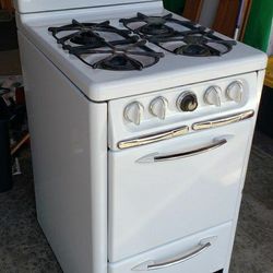 Reduced!  Classic Wedgewood Gas Stove Apartment Size - Made in the USA