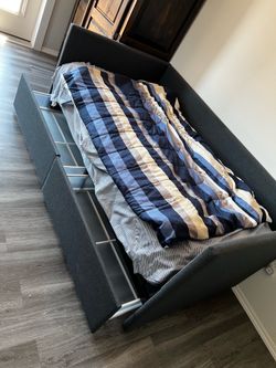 Day bed with drawers