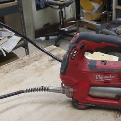 Milwaukee 2646-20 M18 Cordless 2-Speed Grease Gun  W 6AH BATTERY  USED. TESTED. IN A GOOD WORKING ORDER. 