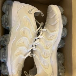 White vapormax Plus