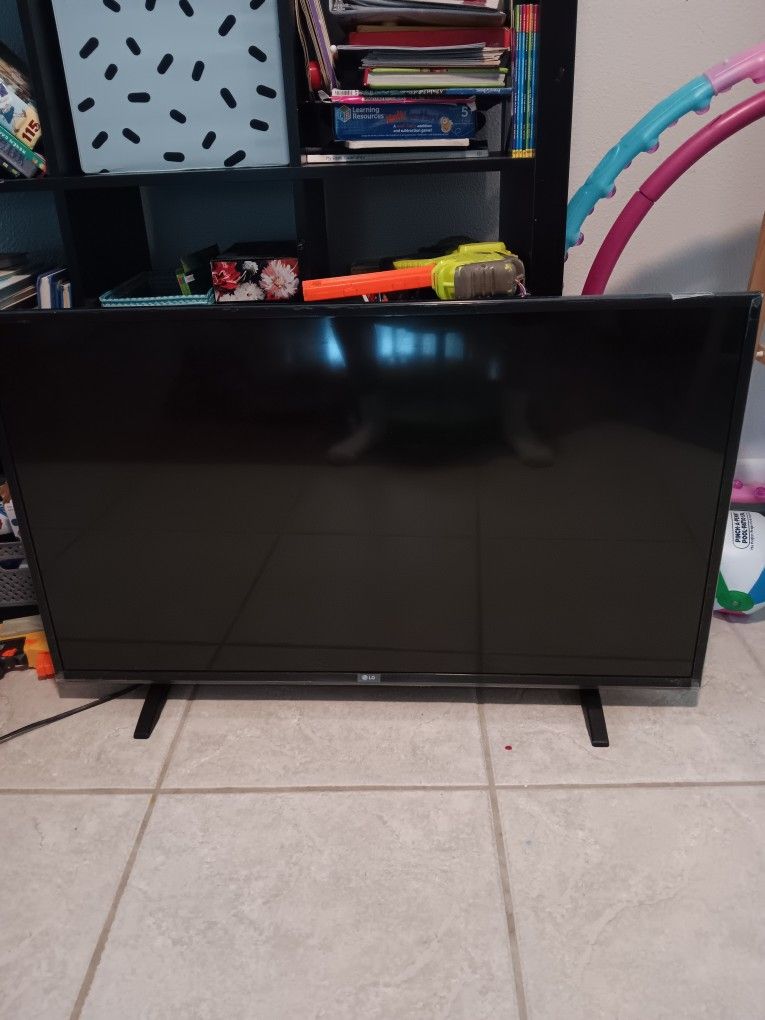 LG TV w Remote