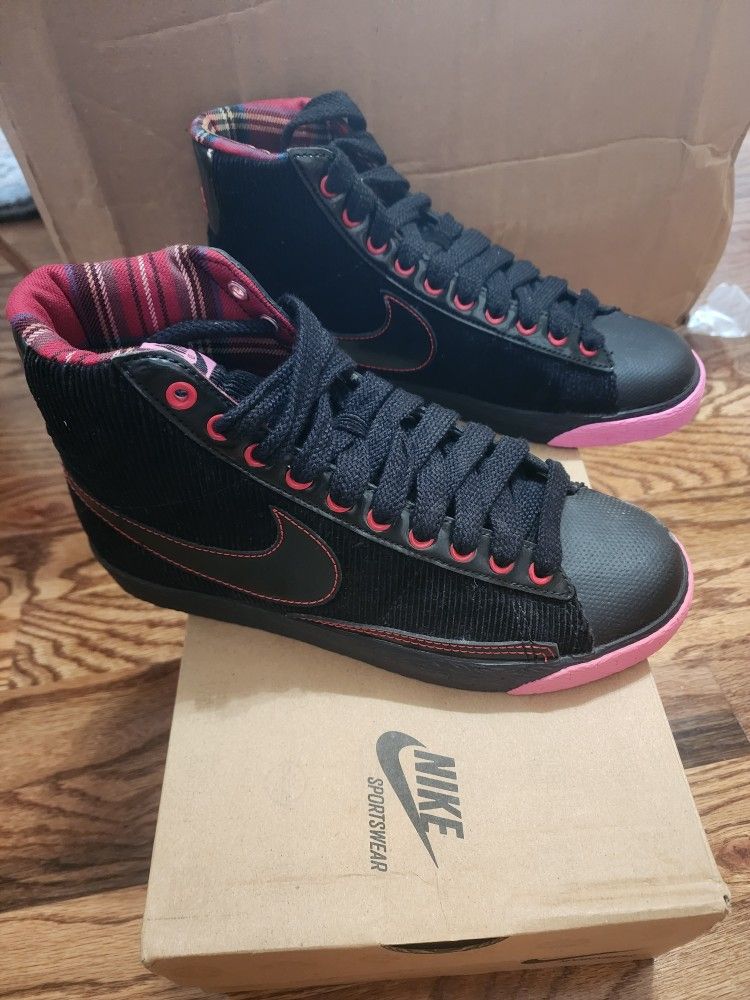 Nike sneakers.size.6:5