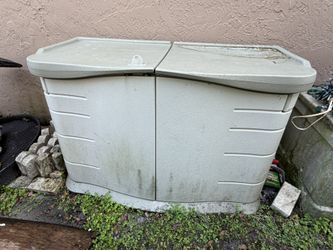 Rubbermaid Outdoor Storage Shed 55 X 27 X 34