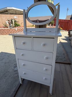 Beautiful Vintage Wooden Dresser. Whit mirror.