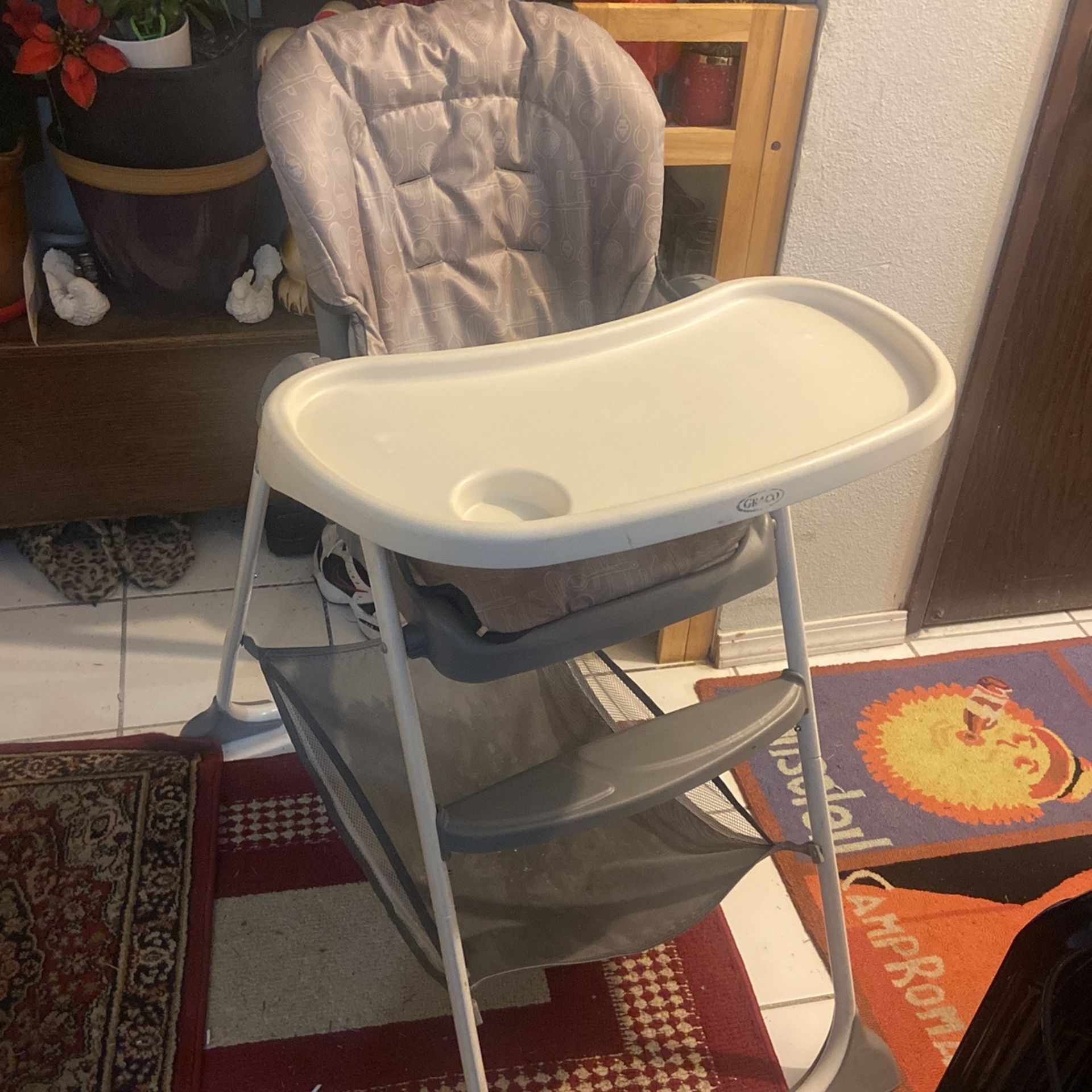 Graco Hi Chair Easy Fold For Travel Price 20$. Pick Up. E.   Side.   Tacoma