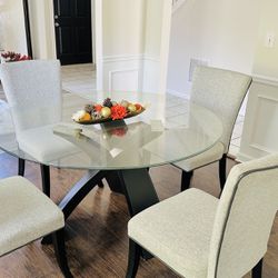 Elegant dining set: Table and 4 chairs.