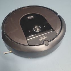 iRobot Roomba i7 (Robotic Vacuum)