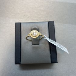 18kt Gold & Diamond Ladies Ring Available On Special Sale 