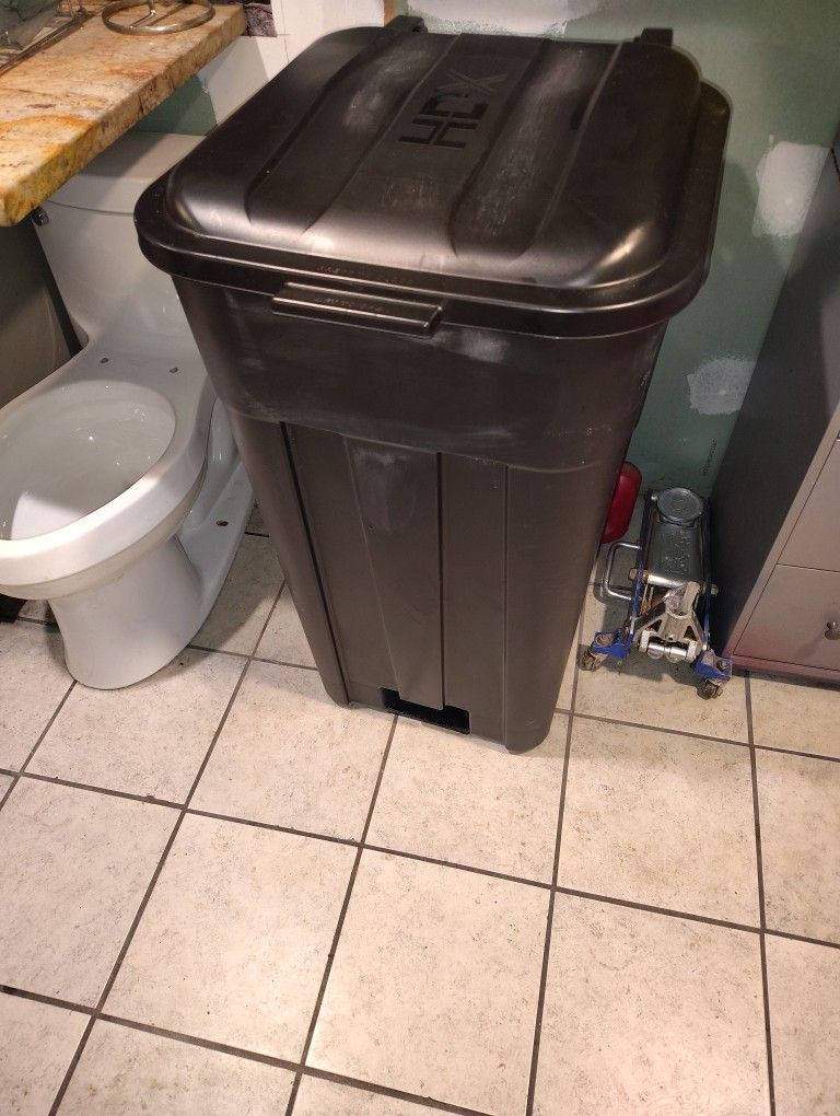 BRAND NEW 45 GALLON HDX TRASH CAN