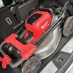 Milwaukee M18 FUEL™ 21" Self-Propelled Dual Battery Mower