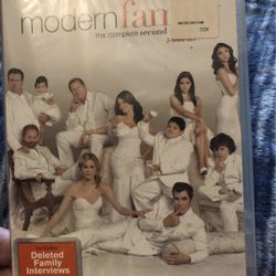 Modern family, season two brand new plastic