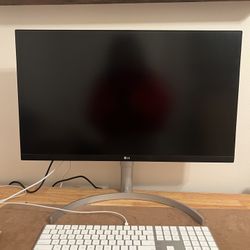 LG 27UL850-W 27 Inch UHD (3840 x 2160) and Apple keyboard