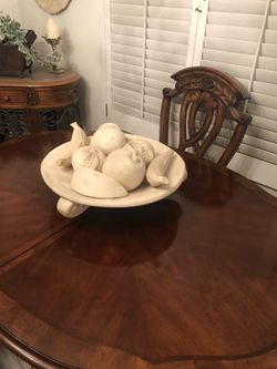 Beautiful Woodgrain dining room table with 4 Matching chairs and 18”leaf extender
