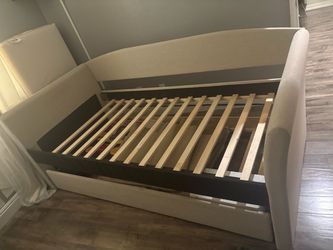 Day Bed w/trendle Pull Out