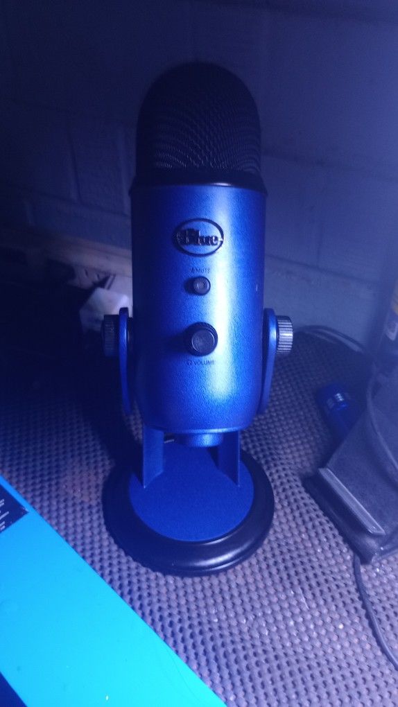 "LIKE NEW" Blue Yeti USB Microphone