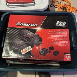 (Snap On) 18 V Monster Lithium Impact Kit