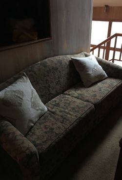 Very nice high-quality couch. Paid $600 Barely used/price low to sell fast!