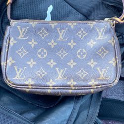  Louis Vuitton Pochette Monogram canvas handbag. 