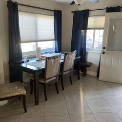 Dining room table in very good condition  