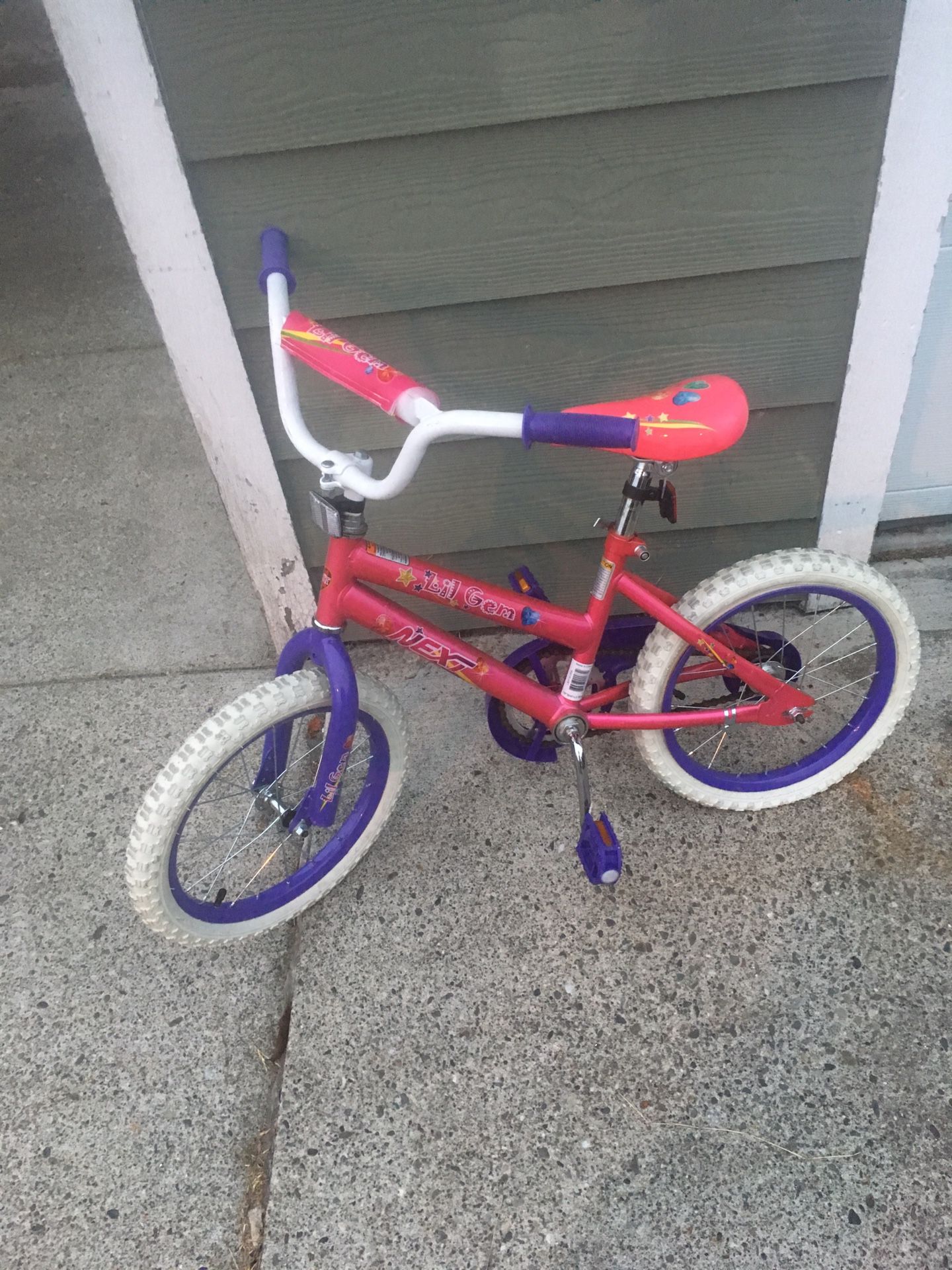 Kids bike has training wheels