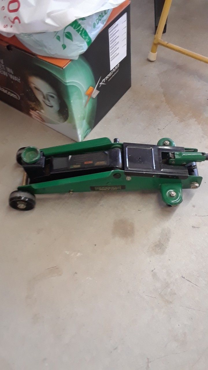 Hydraulic floor jack