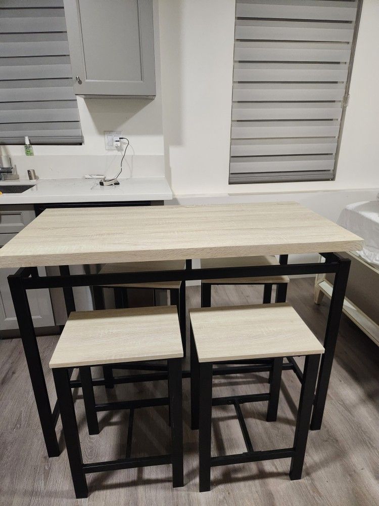 Table With 4 Stools