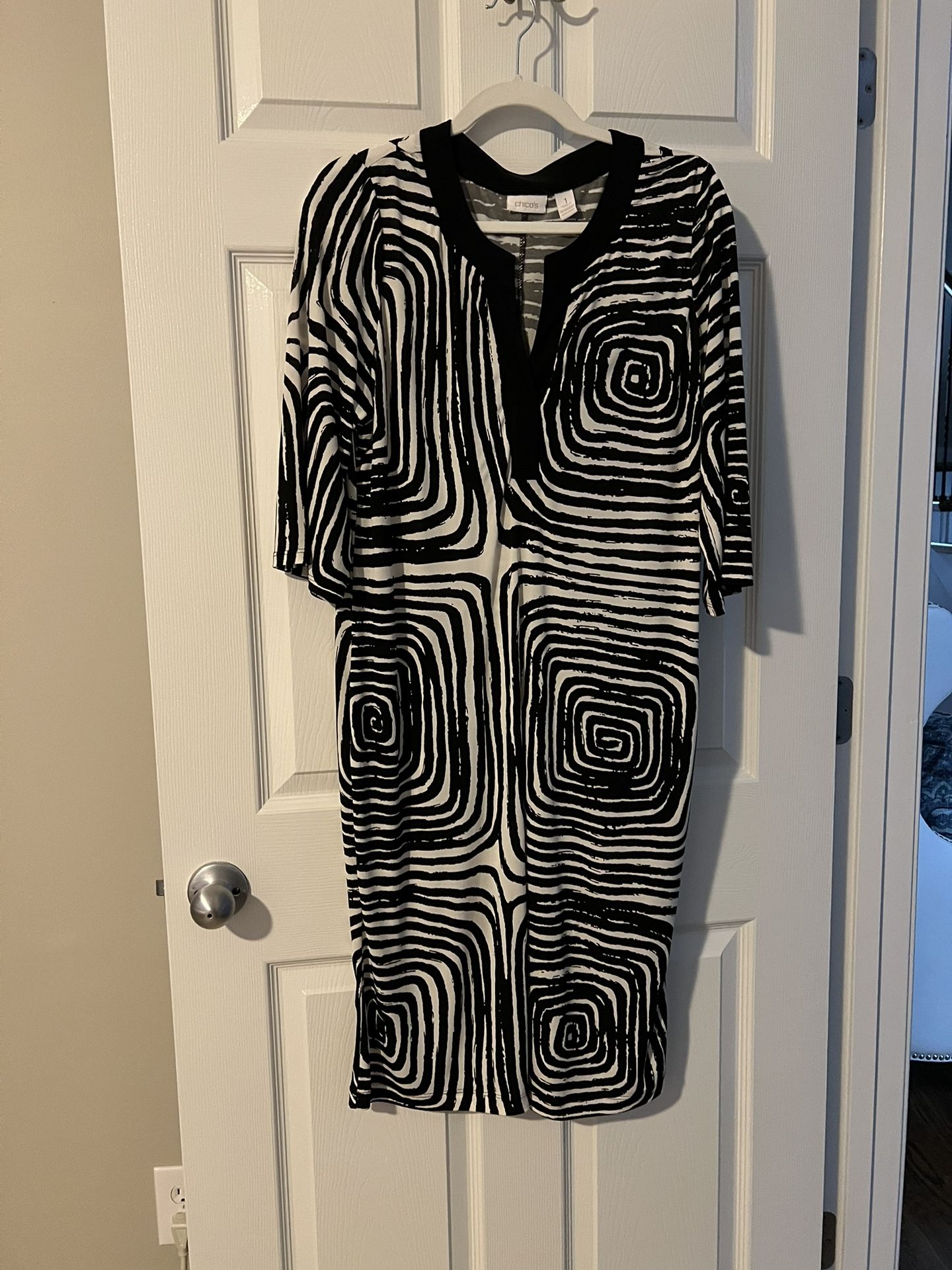 Chico's Womens Dress Size 1 (US 8) Black White Short Sleeve Swirls Shaunna Midi stretch   Chico's Pullover Dress  White with black swirling pattern 3/