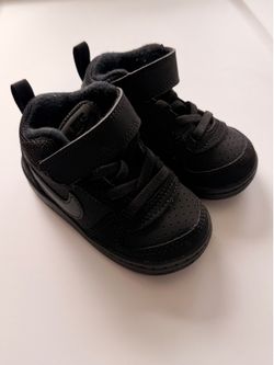 Black child Nike shoes size 5c