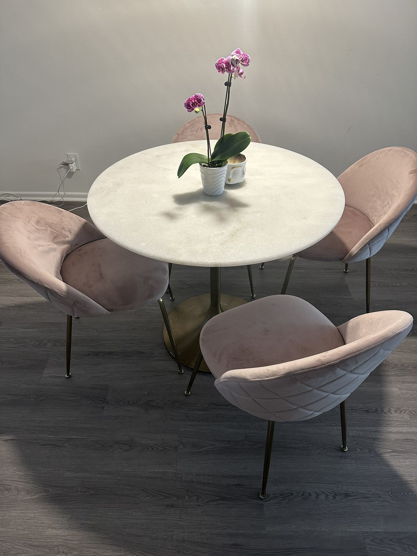 Round Dining Room Table And Chairs 