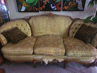 Antique Gold couch 🛋
