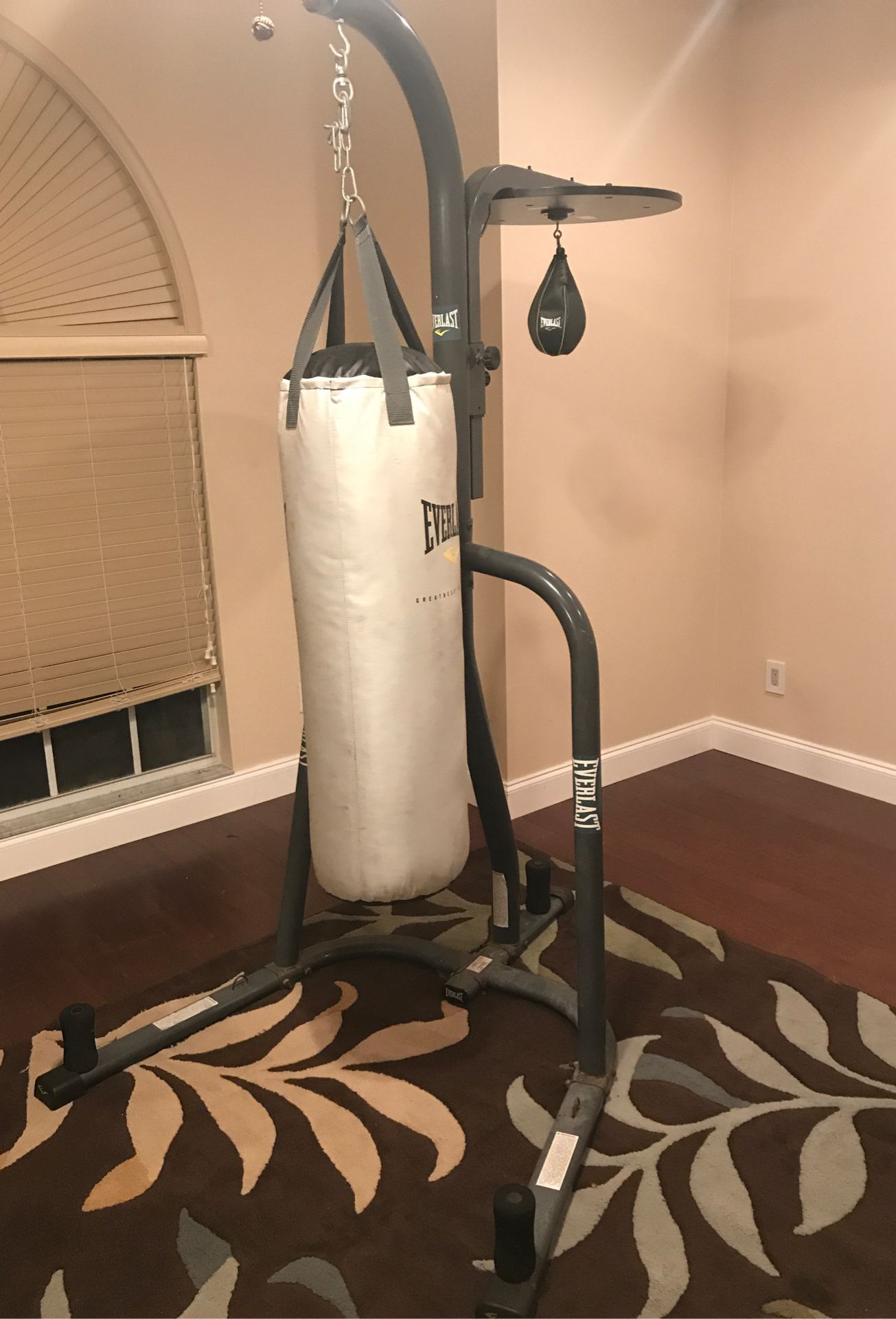 Everlast boxing bag W/stand &speed bag