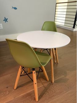 Kids table with 2 chairs