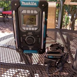 Makita Job site Radio & Battery Charger W/Bluetooth