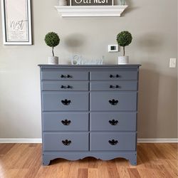 ✨🩶Gorgeous solid chest of drawers🩶✨
