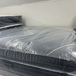 KING SIZE SIMMONS BEAUTYREST BLACK K CLASS (PLUSH) PILLOW TOP MATTRESS & BOX SPRINGS BED SET