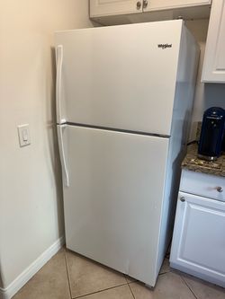 Whirlpool top freezer refrigerator with ice maker (white)