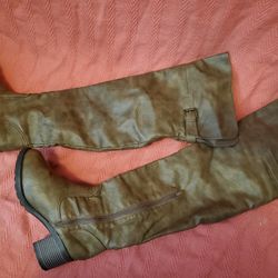 Med Size 7/8 Knee High Boots
