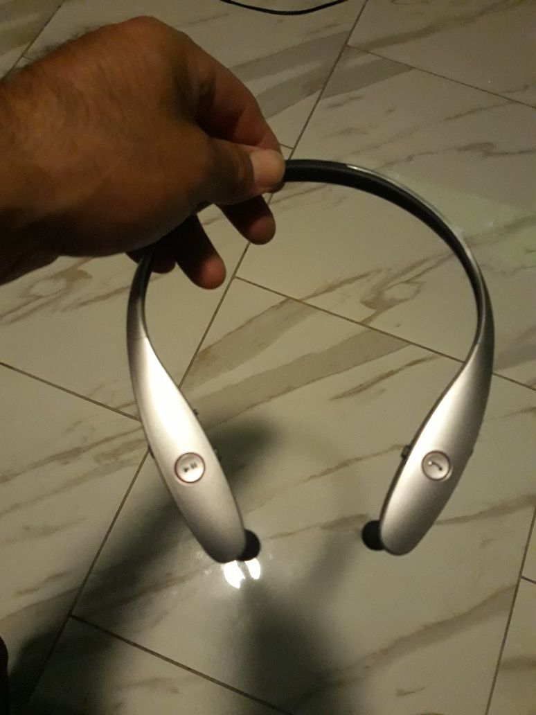 Bluetooth retractable headphones