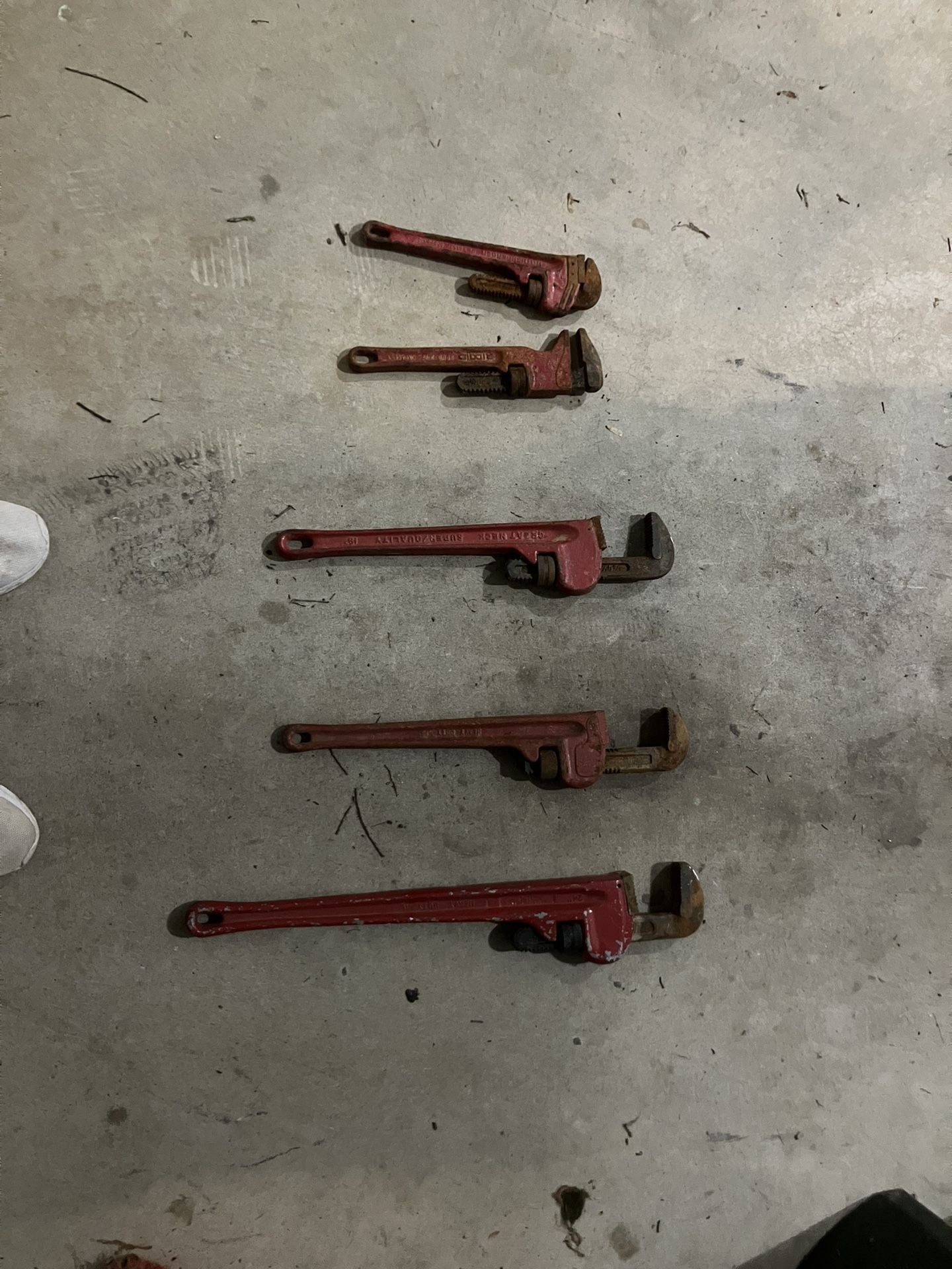Various sizes adjustable pipe wrench