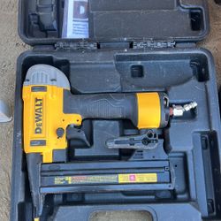 Pistola De Clavos Dewalt 