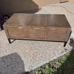 Lift top coffee table